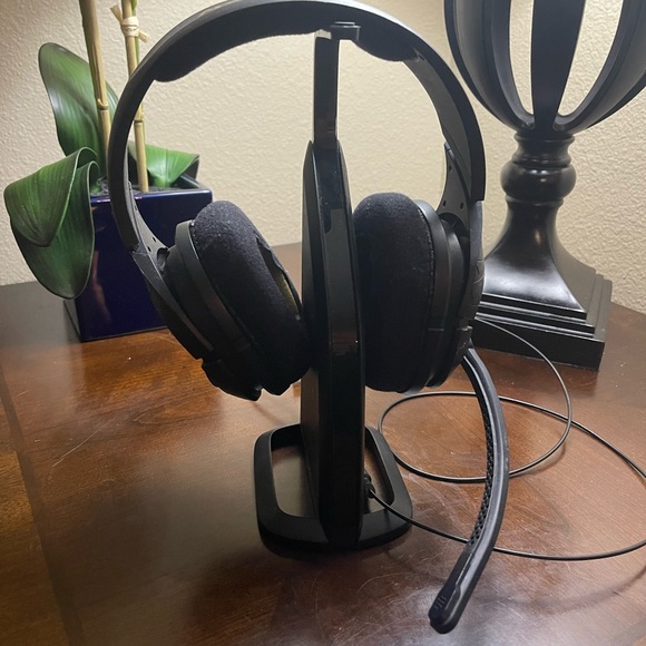 SkullCandy  PS3 PS4 Bluetooth Gaming Headset with Microphone & Charging Station - Picture 8 of 9